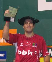 OLAIZOLA II SE PROCLAMA NUEVO CAMPEON DEL CUATRO Y MEDIO TRAS ARROLLAR A XALA