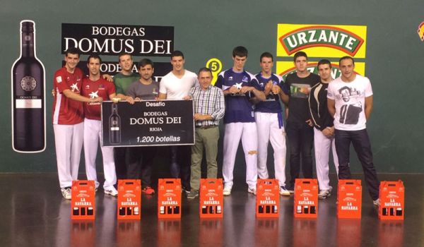 Entrega de vino ganado por Asegarce en los desafÃos Domus Dei y Viña de Sopié